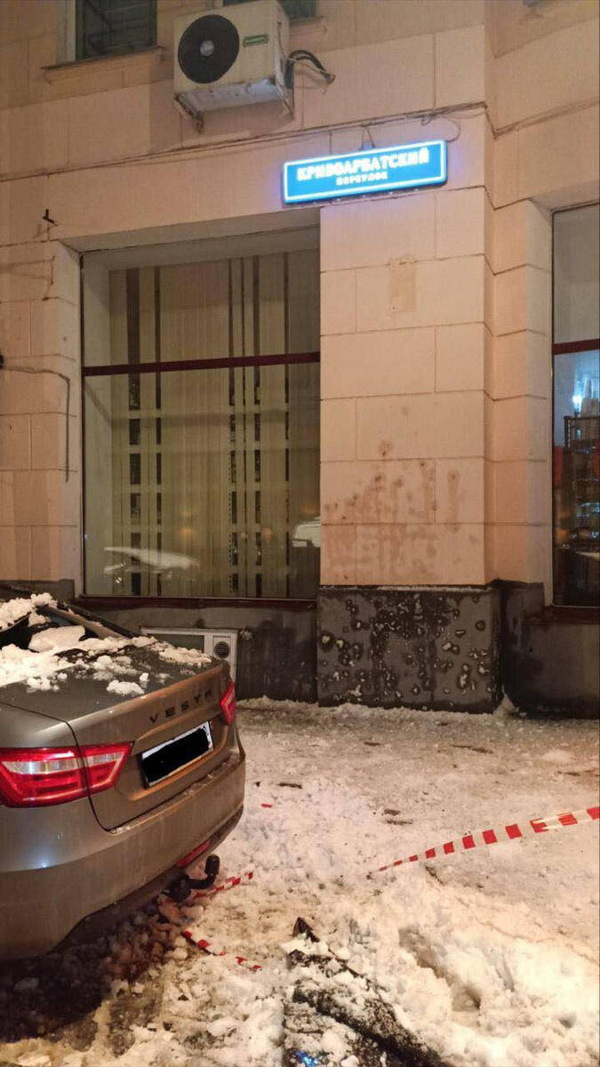 В центре Москвы на платной парковке снегом разбило машину