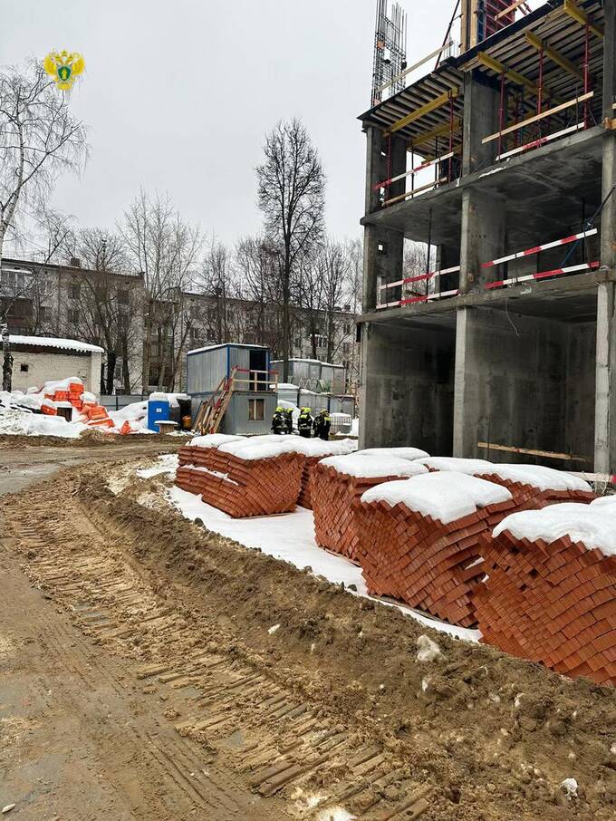 Гендиректор строительной компании и его заместитель погибли в результате обрушения железобетонных блоков на бытовку в Москве