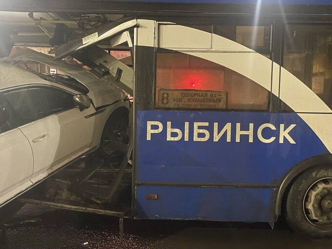 Автомобиль влетел в автобус в Ярославской области qkxiqdxiqdeihrkrt