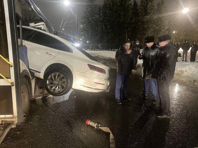 Автомобиль влетел в автобус в Ярославской области