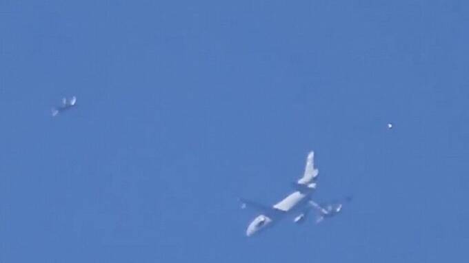 Охотники за летающими тарелками заметили НЛО рядом с лайнером президента США Байдена heiukiqquidxkrt