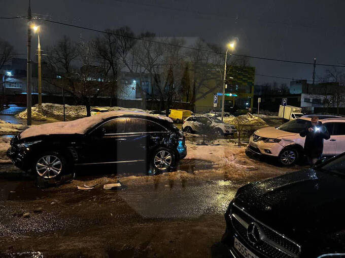 В Москве водитель протаранил около 10 припаркованных во дворе автомобилей и скрылся с места ДТП queiqxeihuitxkrt