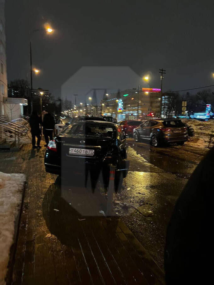 В Москве водитель протаранил около 10 припаркованных во дворе автомобилей и скрылся с места ДТП