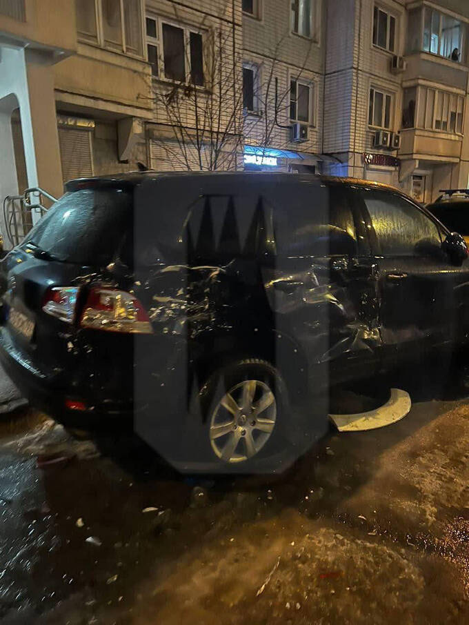 В Москве водитель протаранил около 10 припаркованных во дворе автомобилей и скрылся с места ДТП