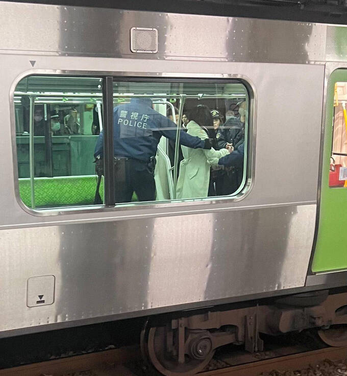 В Токио неизвестная девушка напала на пассажиров в вагоне поезда qrxiquikhiqezkrt