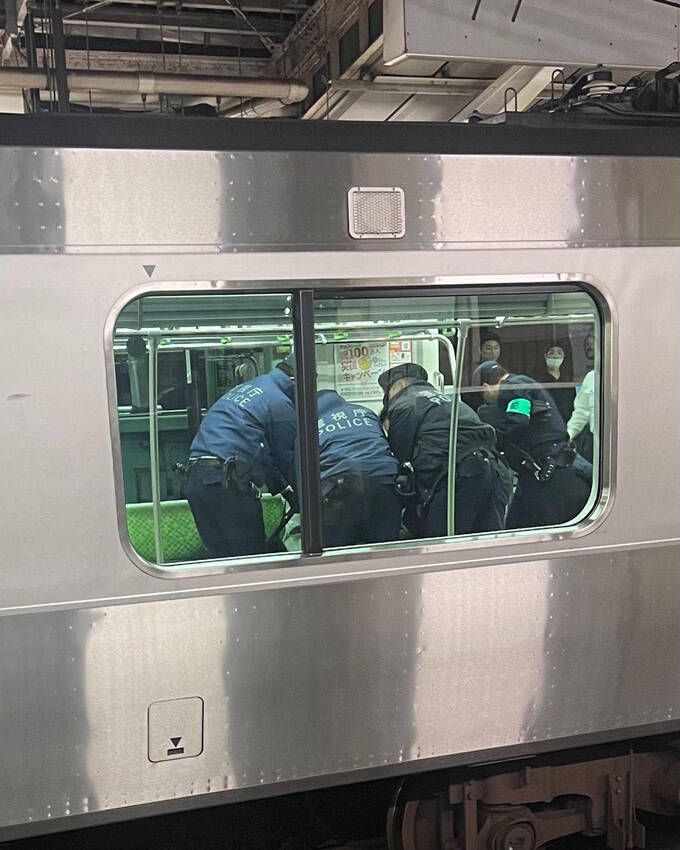 В Токио неизвестная девушка напала на пассажиров в вагоне поезда