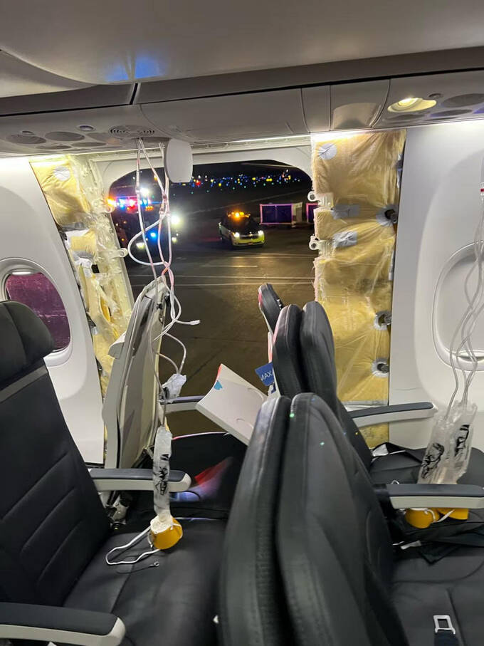 Часть фюзеляжа сорвало у пассажирского самолёта в США во время полёта qrxiquikhiddrkrt