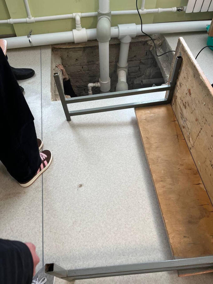 В Курской области девочка провалилась под пол в школе из-за плохого ремонта qrxiquikhideukrt