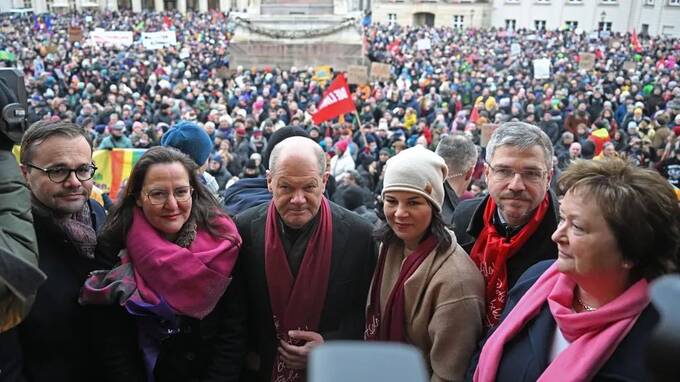 Шольц и Бербок вышли на демонстрацию в Потсдаме против правых экстремистов qkxiqdxiqdeihrkrt