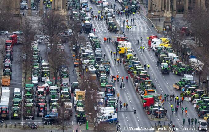 Субсидии долой: протестующие фермеры собрались у Бранденбургских ворот qurikzideriqhtkrt