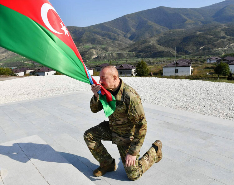 President Ilham Aliyev kisses an Azerbaijani flag kkiqqqidrridxatf qhtidqdiqqtiukkrt