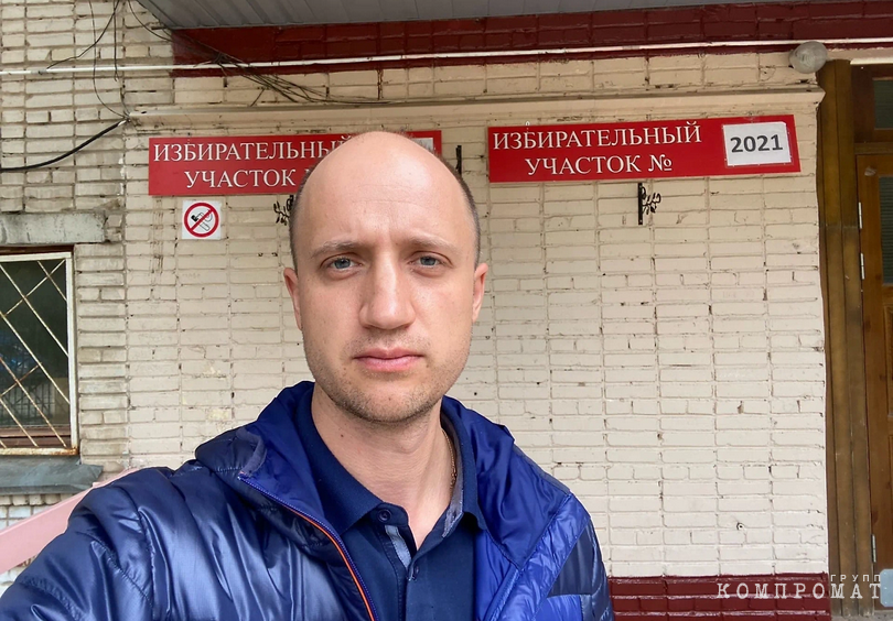 Андрей Зыков у избирательного участка в 2021 году